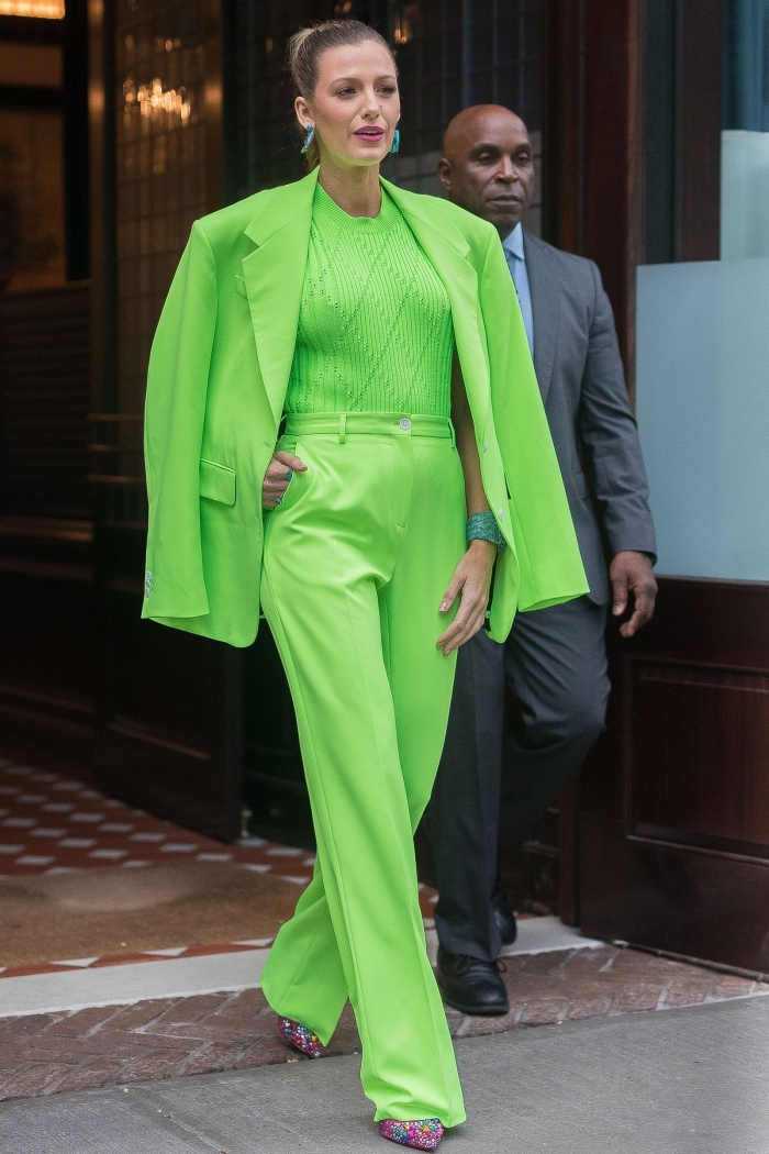 idée comment bien s'habiller avec vêtements de couleur tendance vert, modèle de tailleur pantalon femme mariage