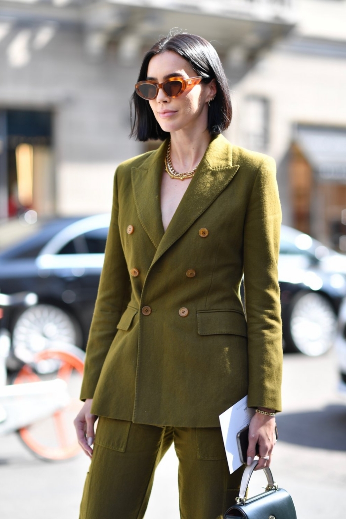 modèle de costume vert pour femme stylée, idée comment porter un tailleur pantalon femme vert avec bijoux dorés