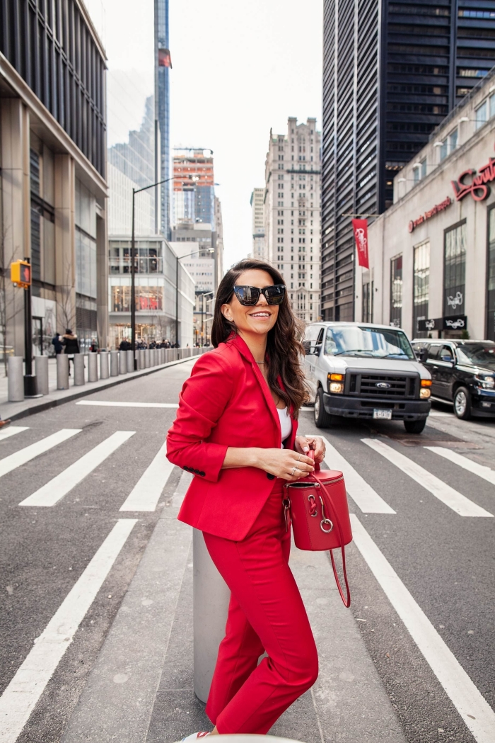 tenue vestimentaire au travail pour femme élégante, modèle d'ensemble femme chic de nuance rouge combinée avec top blanc