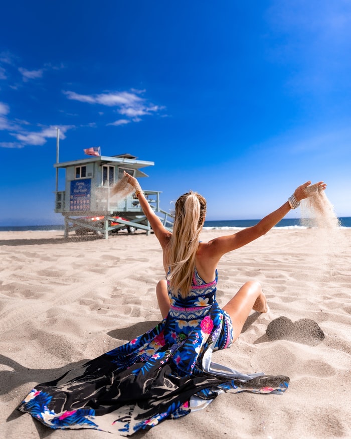 porter une jolie robe a la plage photo californie santa monica robe fleurie femme robe fleurie pour mariage champetre chic sable et ocean