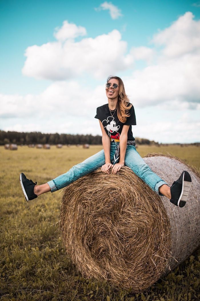 jean long et t shirt mikey mouse fille tenue promenade rustique champs fille tenue jean et tee shirt animation lunettes de soleil