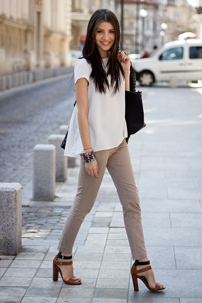 pantalon slim couleur beige top blanc manches courtes style chic femme sandales à talons marron et noir sac à main noir