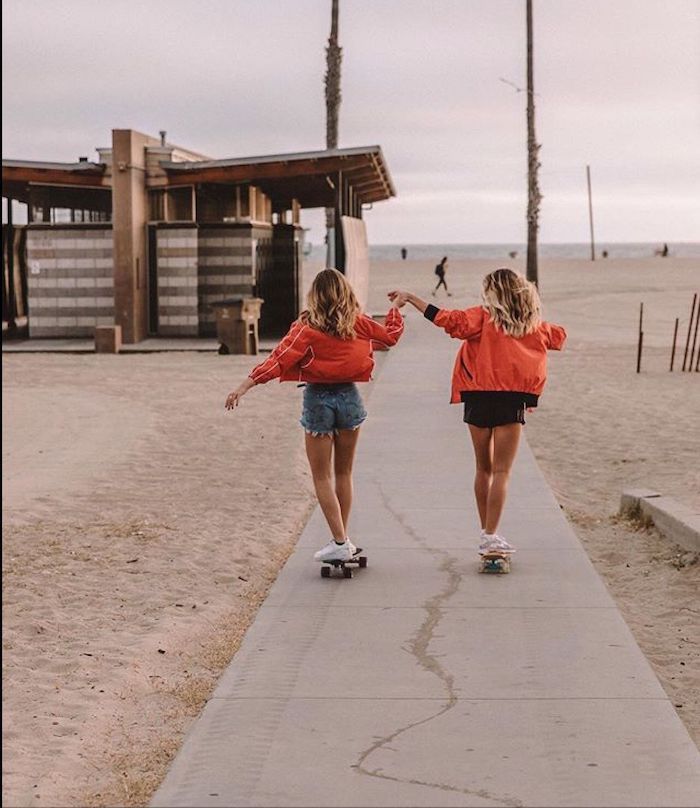 short jean skateboard robe longue femme ete inspiration robe droite chic mode estivale deux amies sur la plage