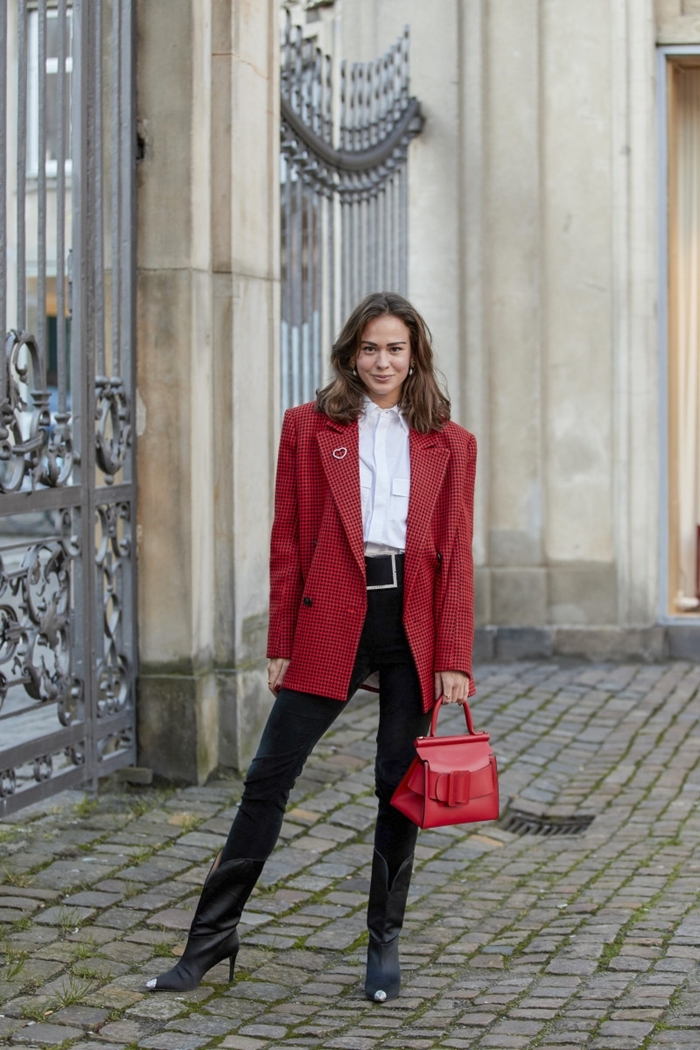 blazer oversize rouge veste xxl femme pantalon slim noir look automne 2020 sac à main cuir rouge chemise blanche