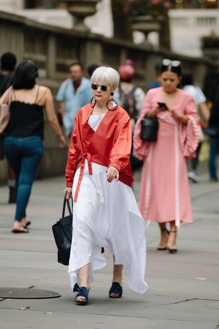 styke femme été idée de robe blanche transparanre et veste rouge avec einture idée look femme décontracté sylée à 60 ans