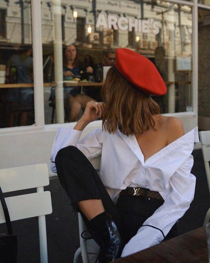 beret rouge chemise blanche jean noir et bottines look bcbg vestiaire des parisiennes tenue classe femme