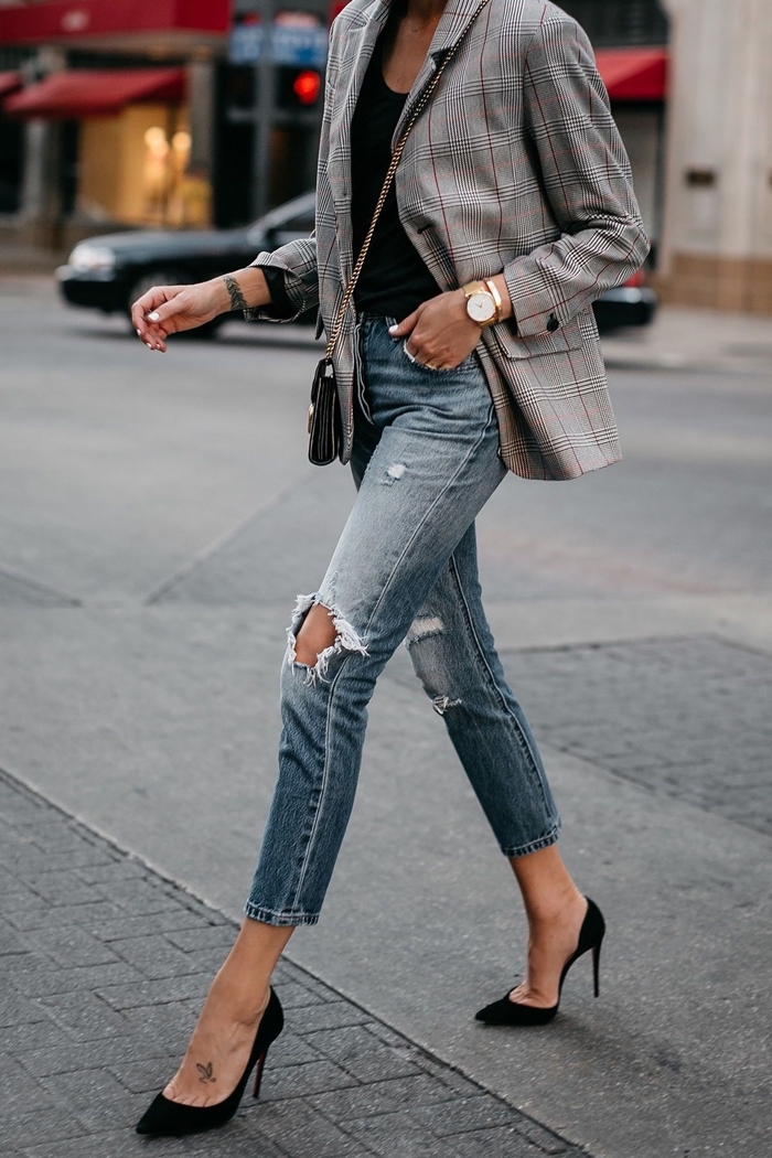 comment s habiller pour un entretien jeans troués femme blouse noire blazer gris motifs carreaux sac bandoulière montre or