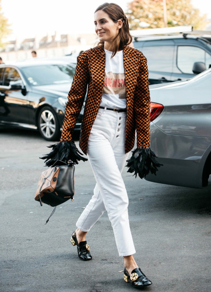 jean blanc veste eclectique tenue elegante parisienne ensemble tailleur femme chic tsirt écriteau