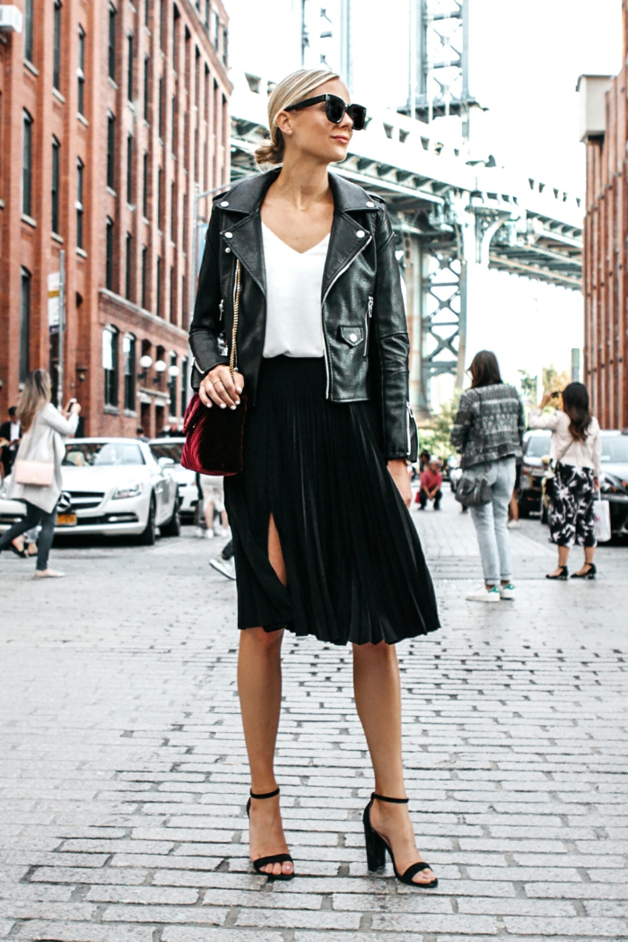mode look new yorkais femme cheveux en chignon bas jupe longue plissée femme bien habillée tenue de jour sandales noires