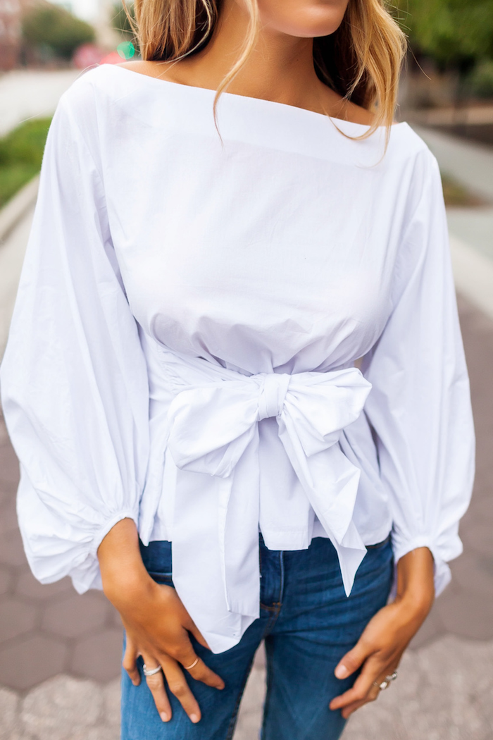 mode femme 2020 des jeans et une blouse aux manches bouffantes avec un ruban par la taille