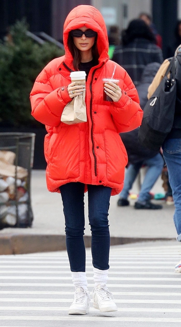 jeans foncés chaussures blanches hiver vetement americain lunettes soleil veste rouge femme casual look