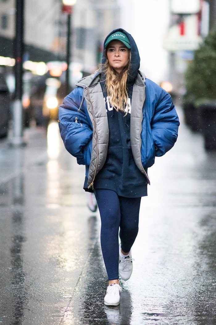 leggings bleu foncé sweat oversize bleu foncé marque streetwear tenue femme casquette verte