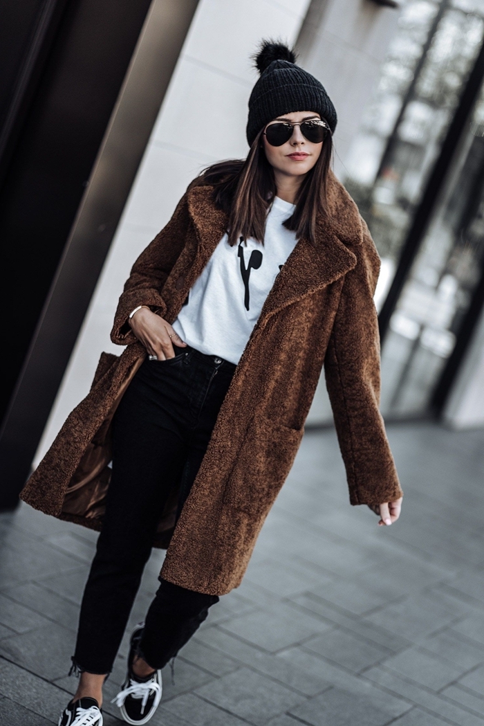 vetement streetwear bonnet pompon noir style casual chic jeans noirs blouse blanche manteau marron