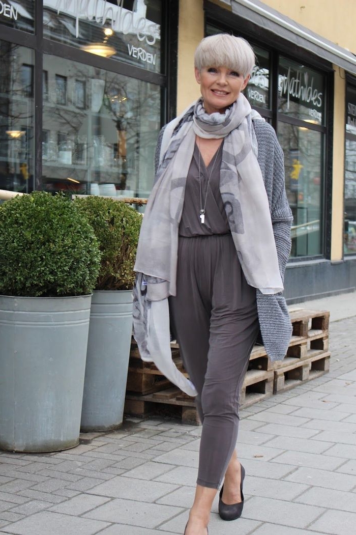 chemise et pantalon gris gilet gris écharpe matière légère garde robe idéale femme 60 ans stylée