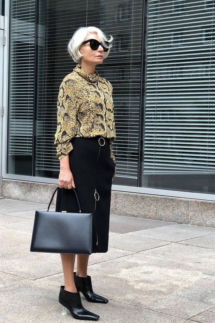 chemise femme impriméserpent et jupe noire mi longue sac à main cuir noir look moderne femme 60 ans