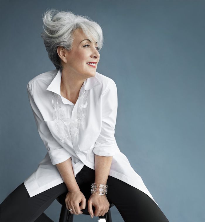 coiffure femme 60 ans avec du volume coupe courte originale chemise femme blanche pantalon noir