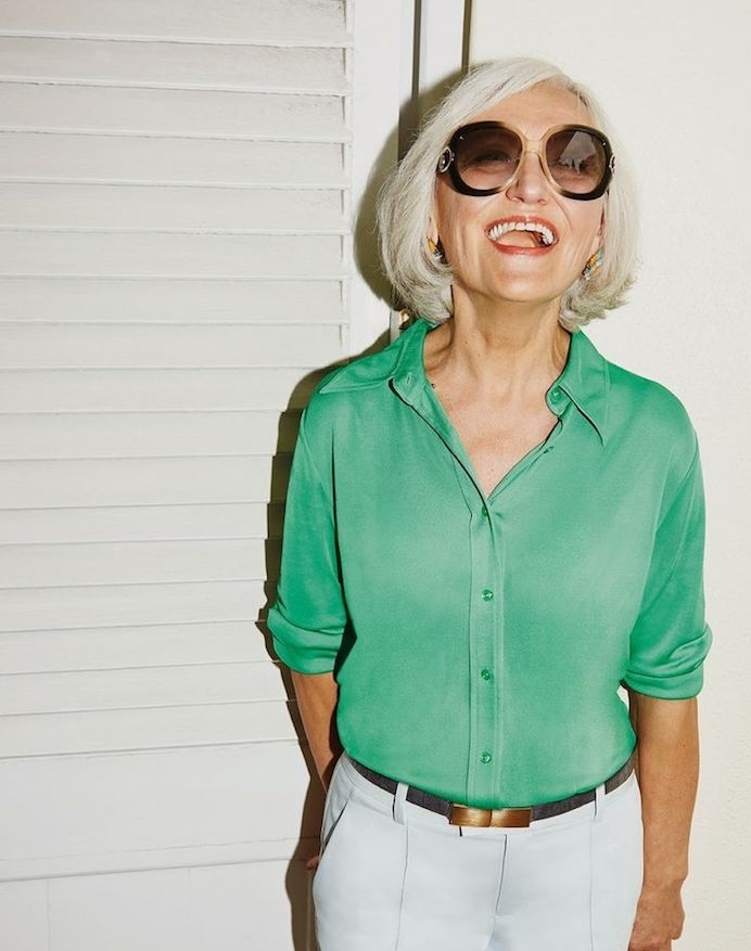 coupe de cheveux femme 60 ans carré blanc chemise femme verte et pantalon blanc lunettes de soleil tendance