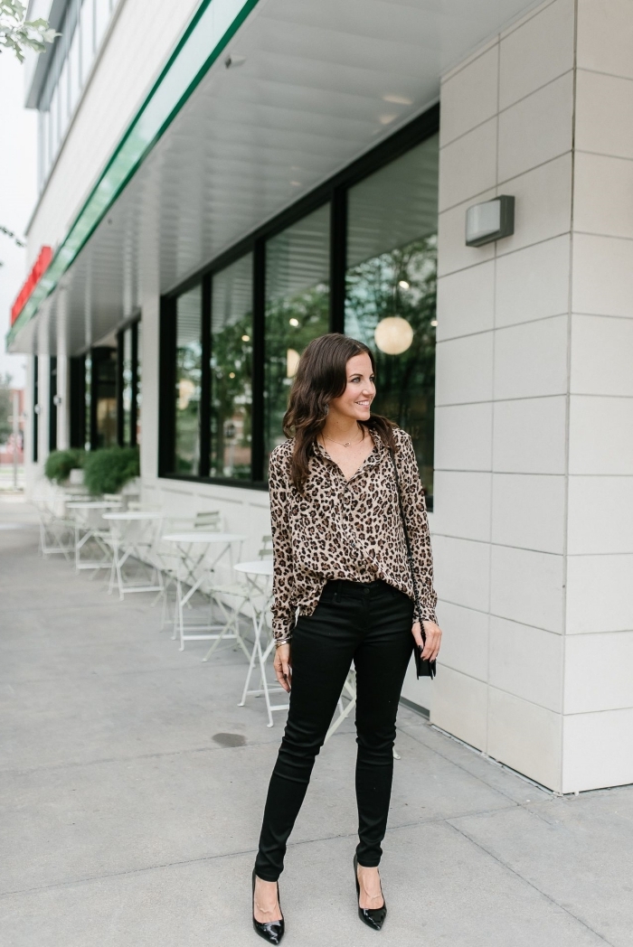 haut leopard chemise boutons pantalon slim noir chaussures talons style vestimentaire femme