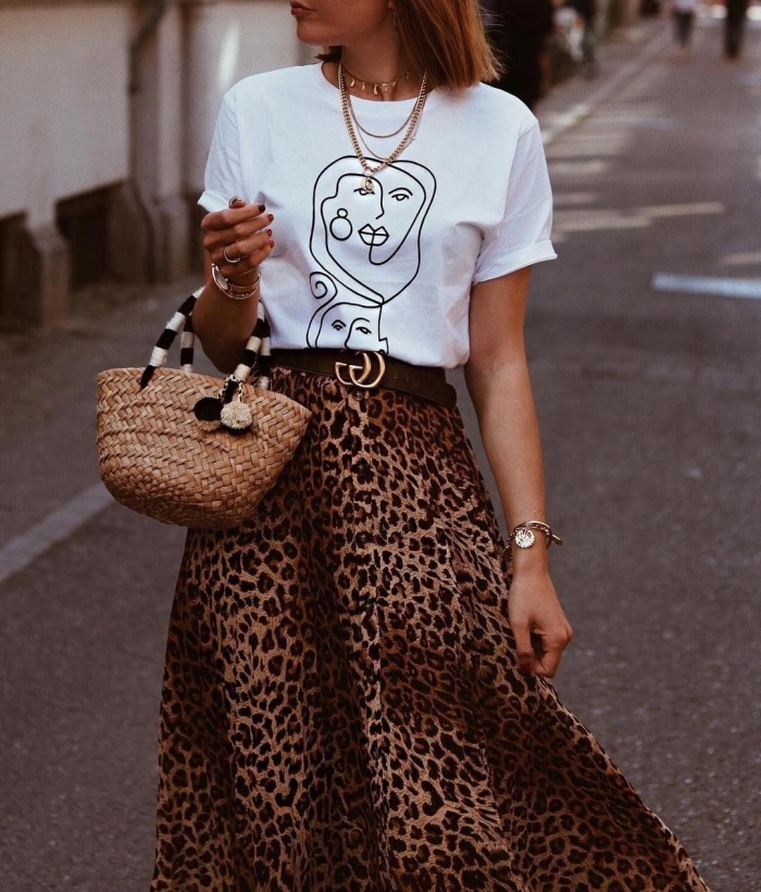 leopard motif jupe longue et fluide taille haute motifs animaliers ceinture marron t shirt blanc minimaliste