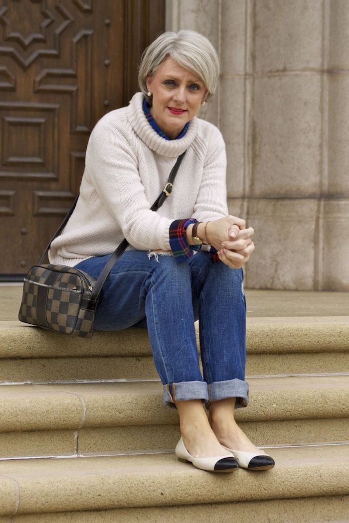 look femme 50 ans 60 ans pull blanc avec chemise carreaux en dessous jean bleu sac badoulière tendance