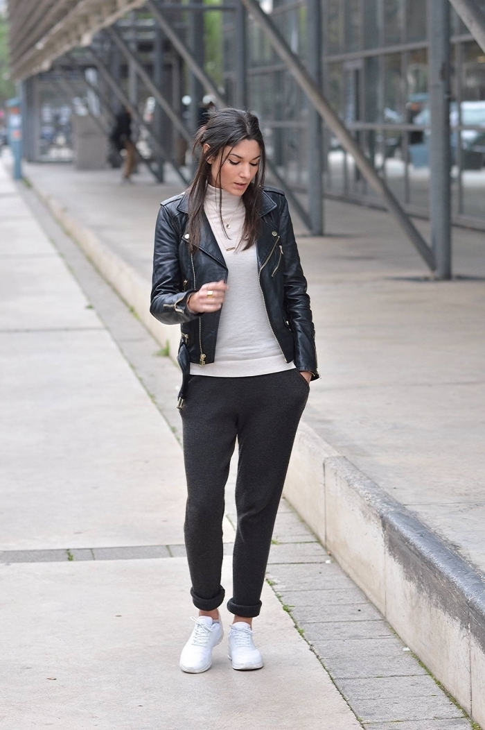 look jogging femme chic blouse pull blanc veste en cuir noir baskets blaches pantalon noir sport