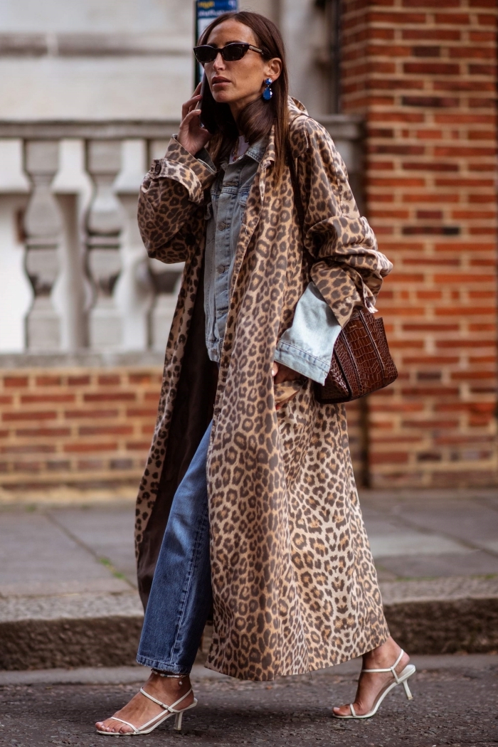 manteau long motif léopard tendance imprimés mode femme jeans rétro veste denim accessoires