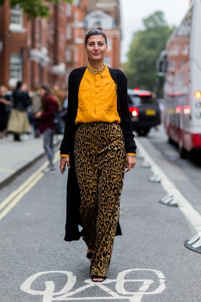 pantalon leopard fluide chemise jaune cheddar couleur tendance mode 2021 cardigan long noir