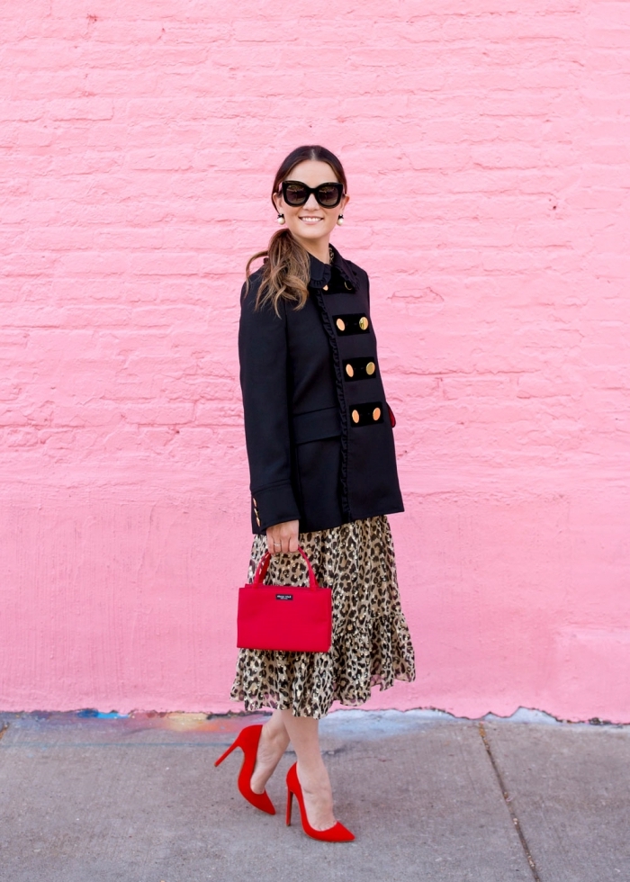 tissu leopard mode femme comment assortir couleurs vêtements manteau noir robe léopard