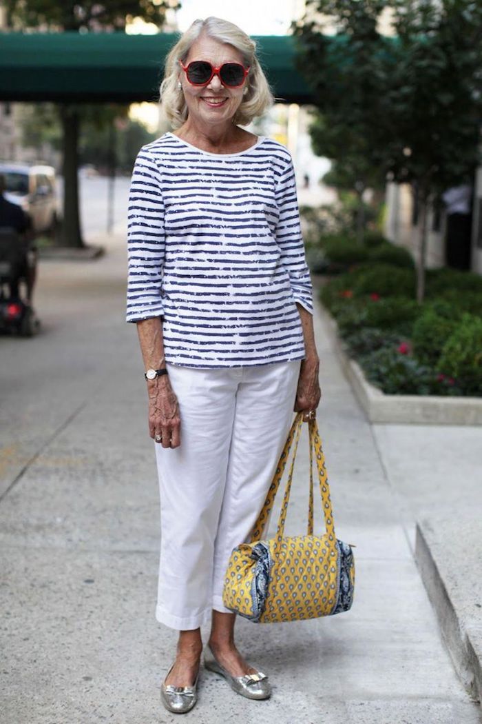 vetement femme 50 ans tendance pantalpn blanc oversize et blouse blanc et noir lunettes de soleil sac jaune tendance