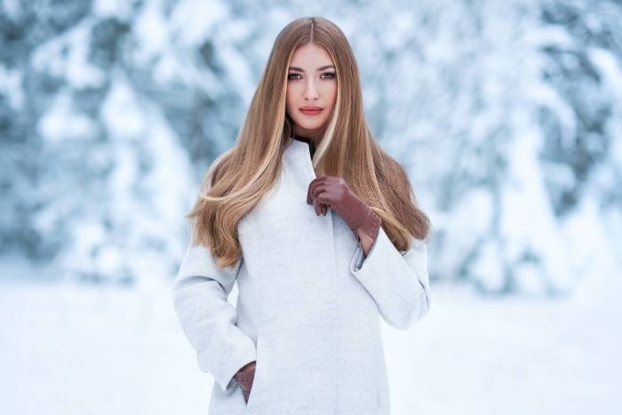 femme blonde manteau gris clair cheveux longs photo dans la foret pendant l hiver