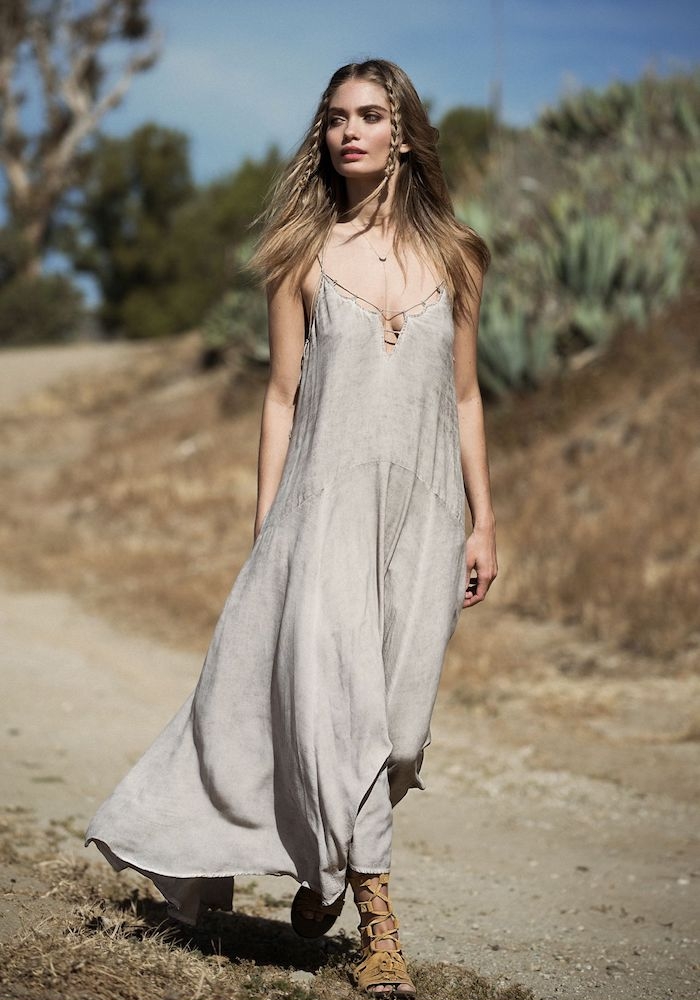 robe hippie chic unie en gris avec bretelles sanadales plates avec lacets de style gladiateur
