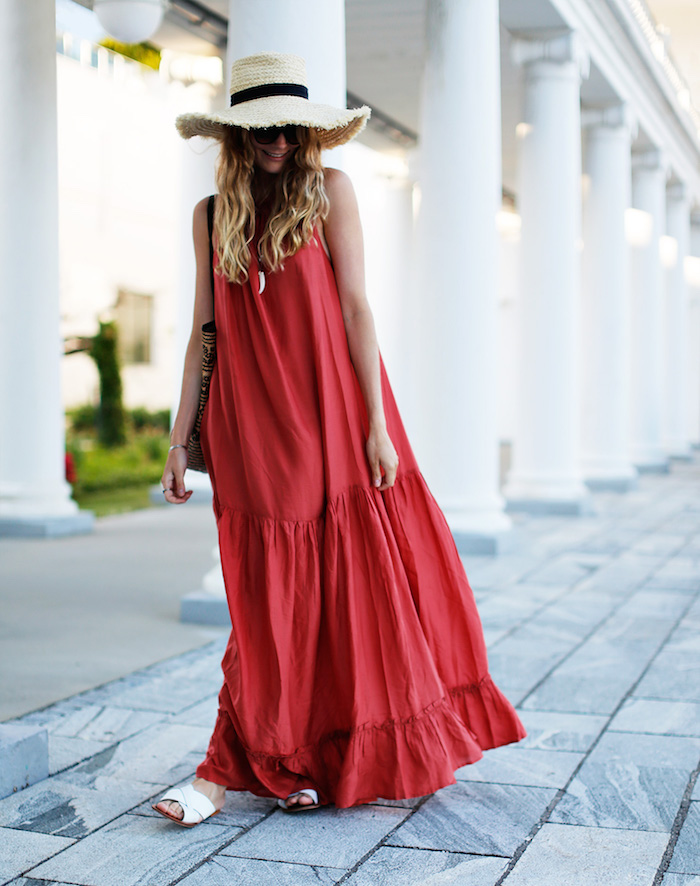 robe longue ete 2021 rouge sandales plates capeline en paille