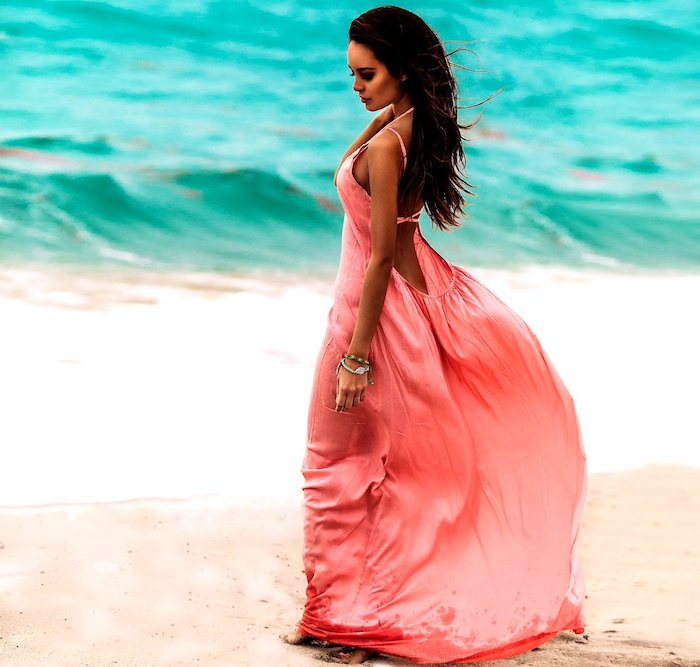 robe longue fluide en rose corail au dos ouvert femme à la plage
