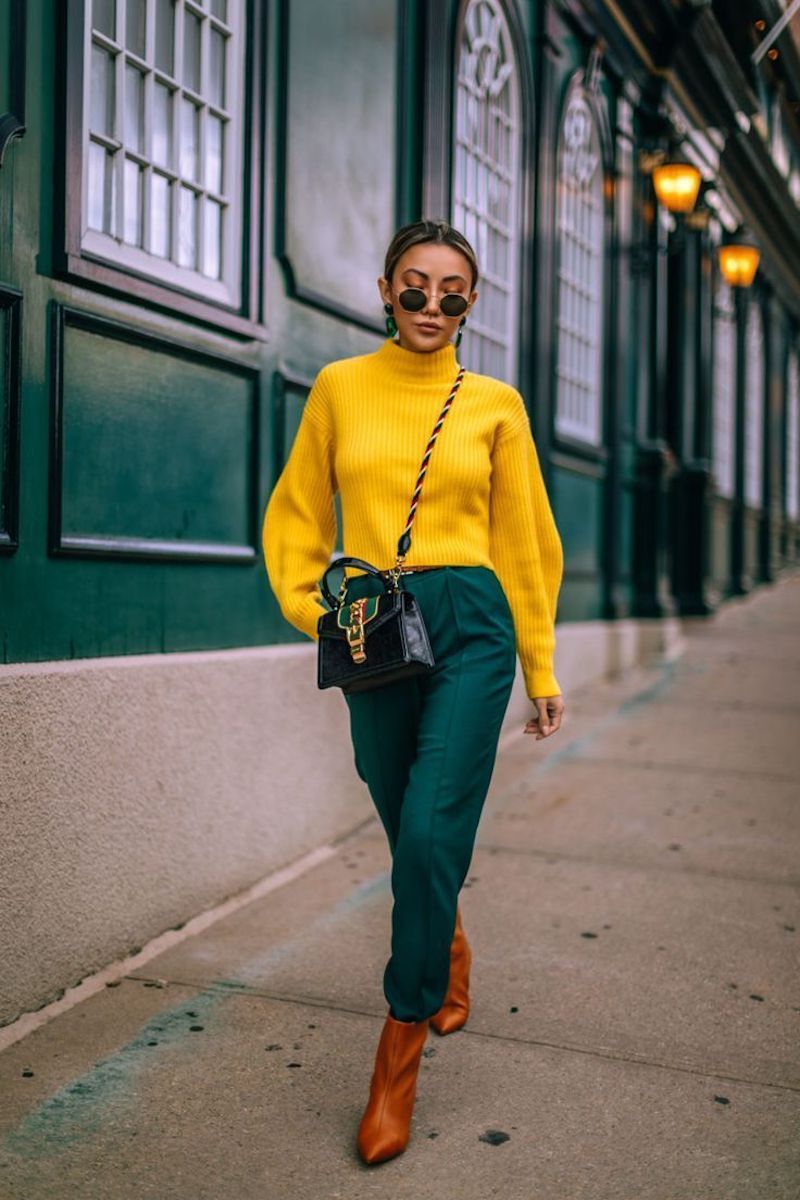comment trouver son style vestimentaire femme au pantalon vert et top jaune