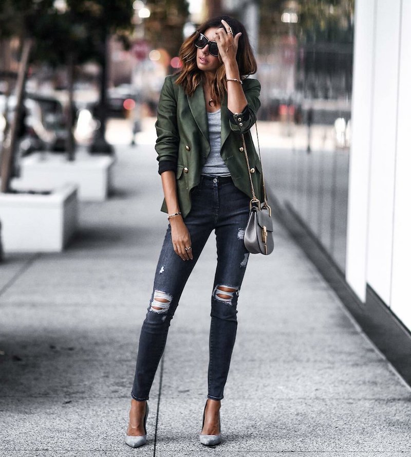 mode automne 2021 style casual chic femme en jeans déchirés et veste verte