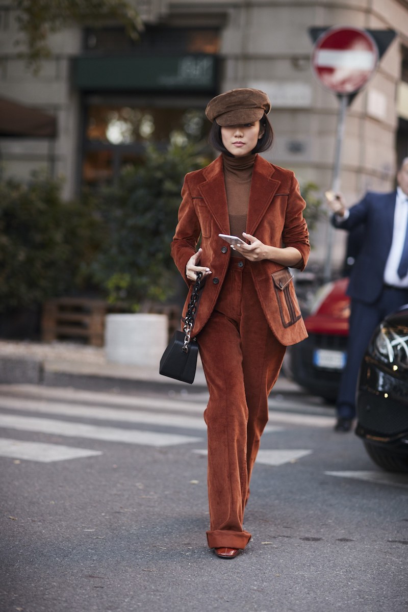 style bcbg femme en tailleur marron en velours avec casquette