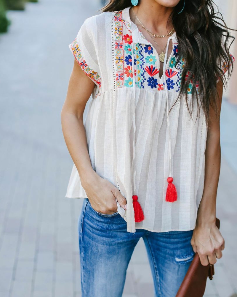 style vestimentaire ado fille 2021 une blouse avec une broderie fleurs multicolores