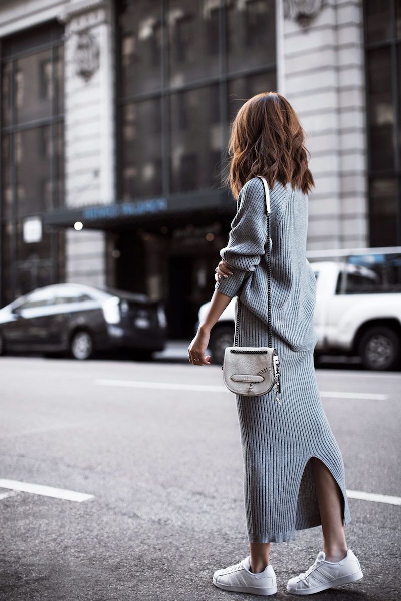 style vestimentaire femme 2021 robe en tricot gris avec tennis