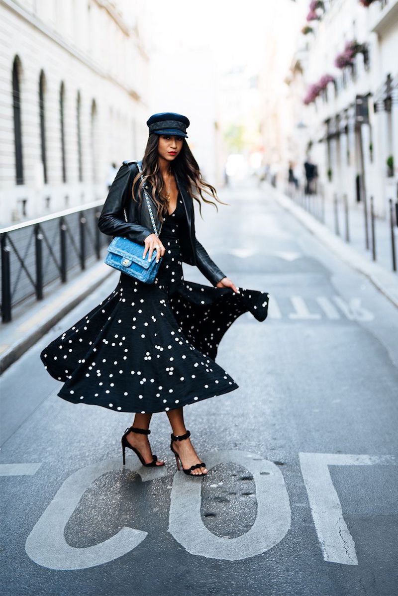 style vestimentaire femme 2021 robe noire en pois casquette et sandales