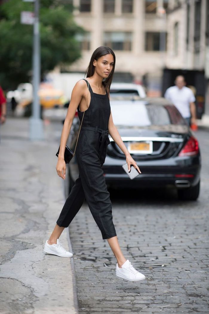 Noir pantalon salopette femme, tenue tendance automne 2019, idée tenue chic décontracté tout noir sauf les baskets blanches 
