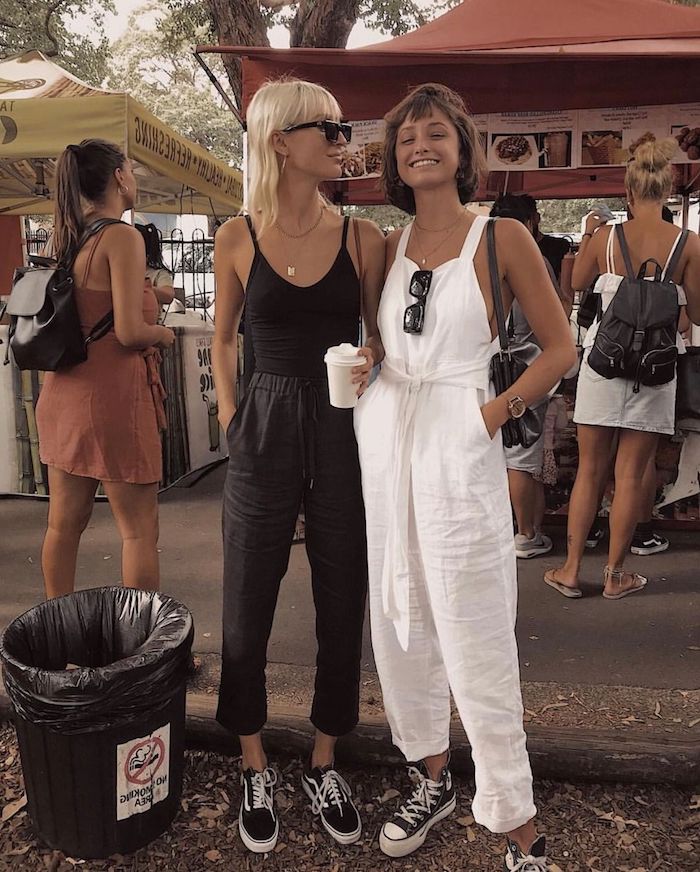 Deux amies bien habillées, pantalon en lin et salopette pantalon long lin blanc, idée tenue tout noir avec pantalon crayon, femme moderne tenue avec basket 