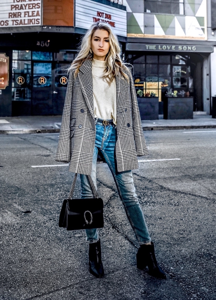 mode hiver 2019 femme, look casual chic en jeans clairs avec pull blanc assortis avec accessoires et chaussures en noir