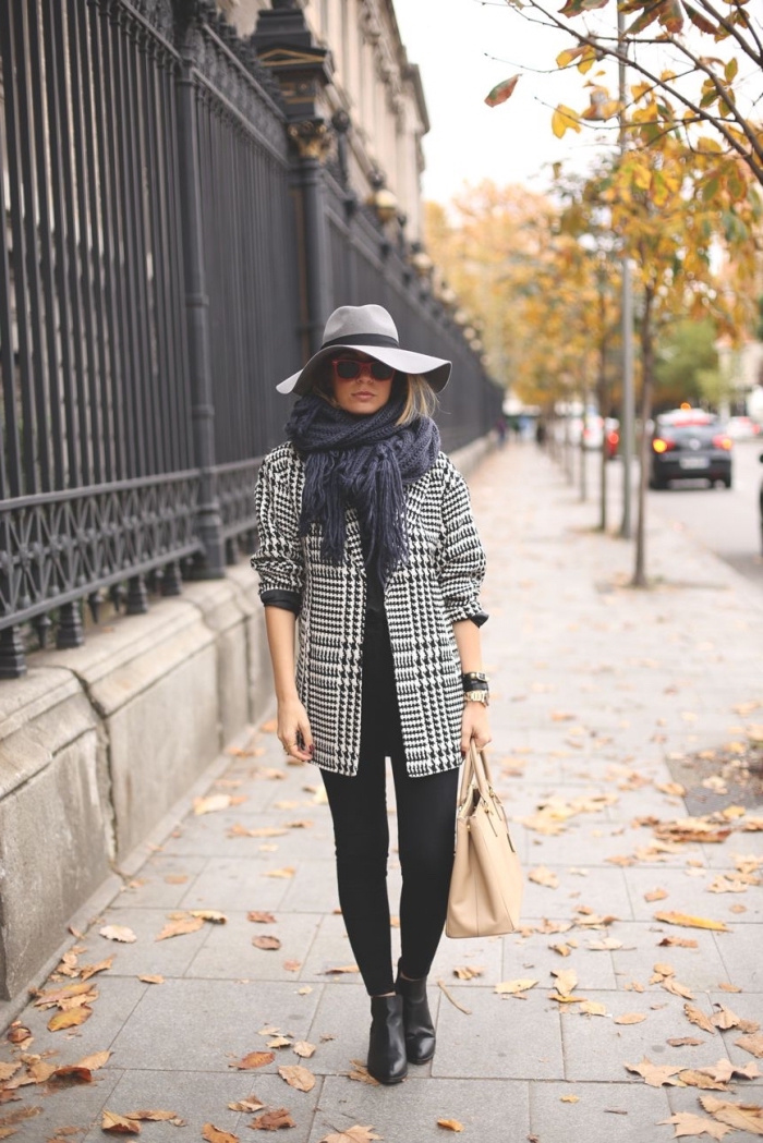 mode hiver 2019 femme, idée comment bien s'habiller en blanc et noir avec accessoires capeline grise et sac à main beige