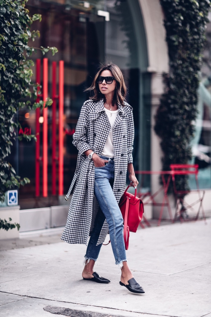 modèle de jeans 7/8 combinés avec top blanc et manteau blanc et noir, idée tenue femme tendance hiver 2019 2020