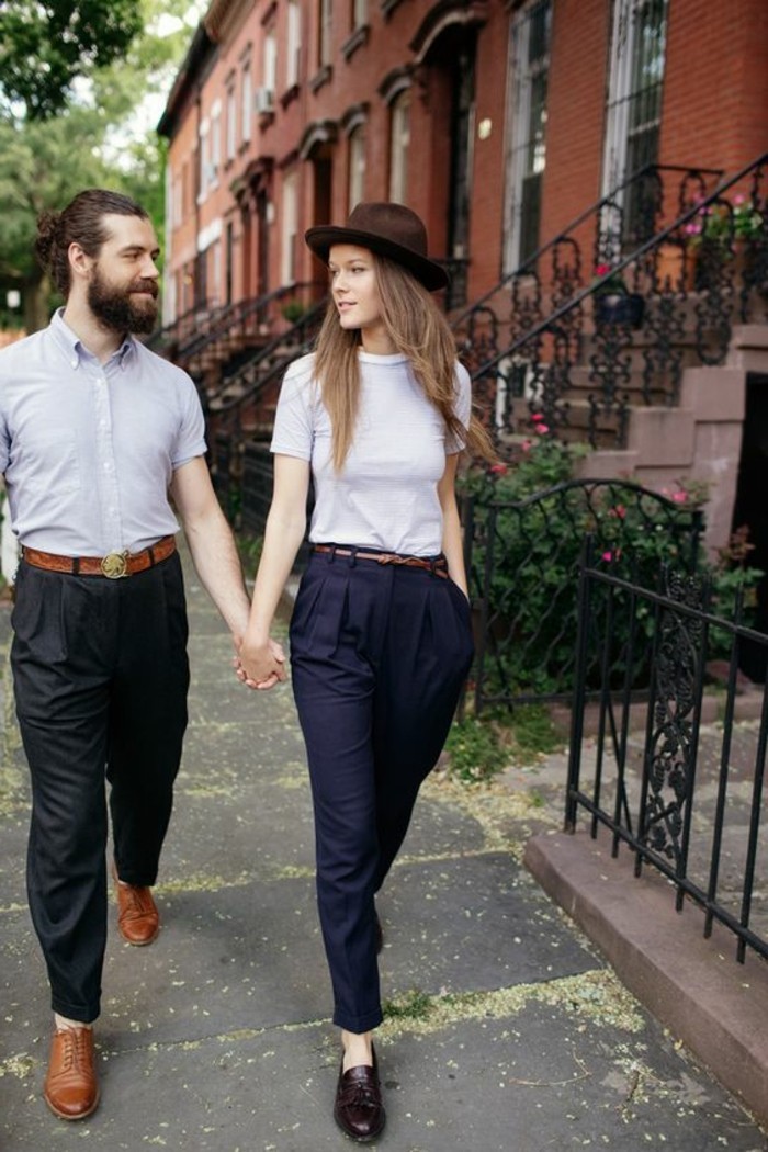 Couple bien habillés, idée t-shirt et pantalon carotte, tenue simple pour homme et pour femme, promenade à brooklyn en automne 