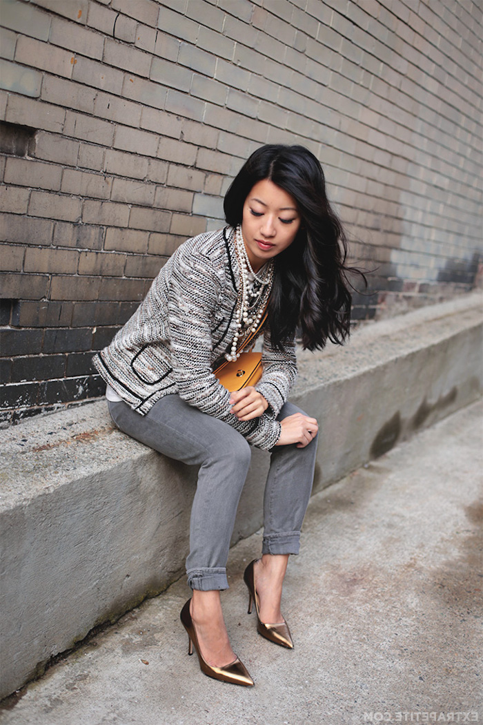 Tenue blogueuse, moderne idée comment s'habiller pour une soirée décontracté chic, jean gris et veste chanel, chaussures à talon