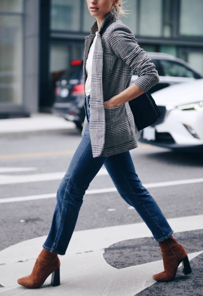 tenue mode hiver 2019 femme, look casual chic en jeans taille haute combinés avec top blanc et blazer pied de poule