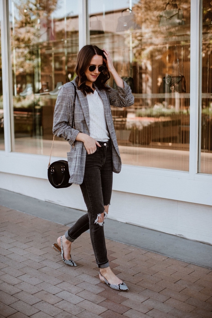 blazer femme à imprimé tendance 2019 pied de poule, look casual smart en jeans troués noirs avec blazer blanc et noir