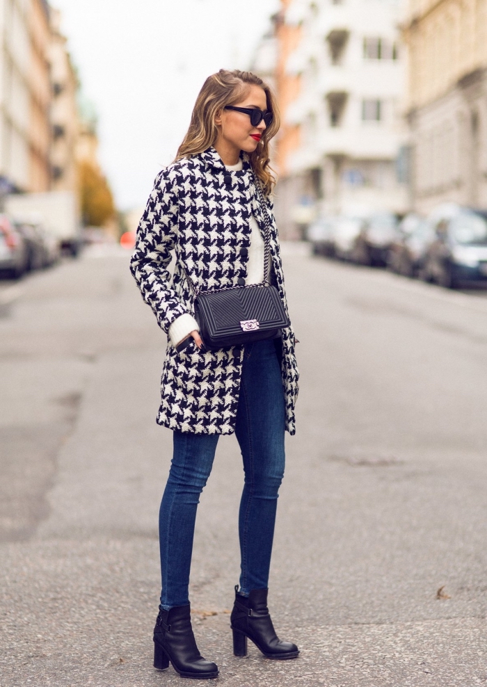 mode hiver 2019 femme, modèle de manteau blanc et noir aux prints pied de poule tendance, style vestimentaire femme jeans et bottines à talons