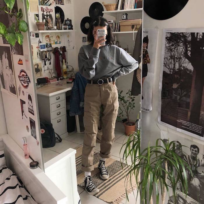 Moderne fille selfie tenue dans le miroir, pantalon kaki femme, tenue tendance automne 2019